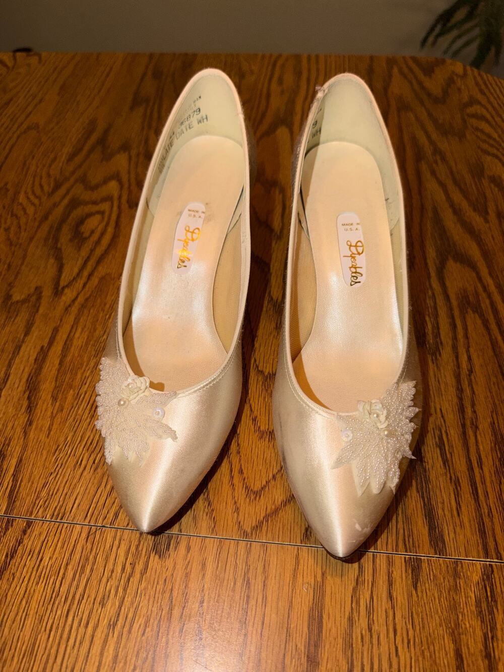 Vintage Pappagallo Ivory Satin Bridal Pumps 8 AA Beaded Kitten Heels Made USA